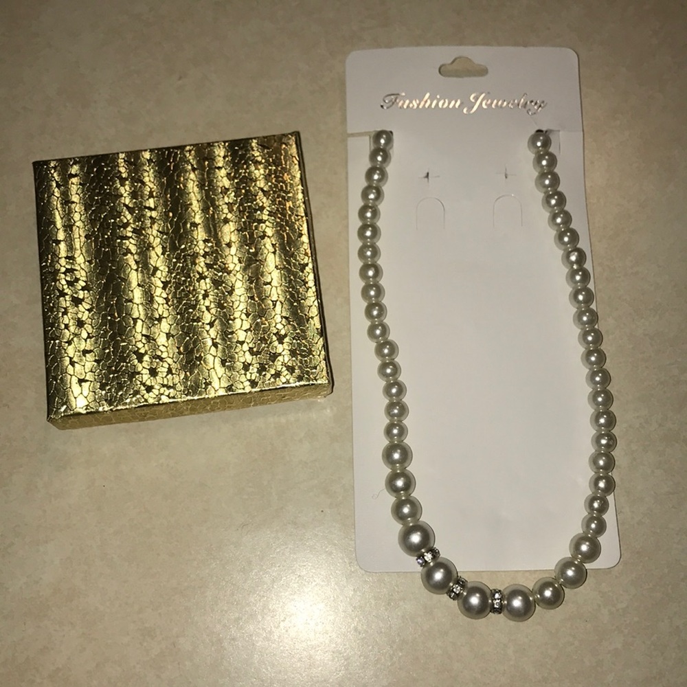 Pearl Necklace with Gold Gift Box